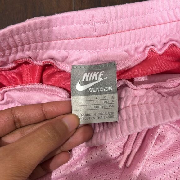Pink nike capris - Picture 3 of 6